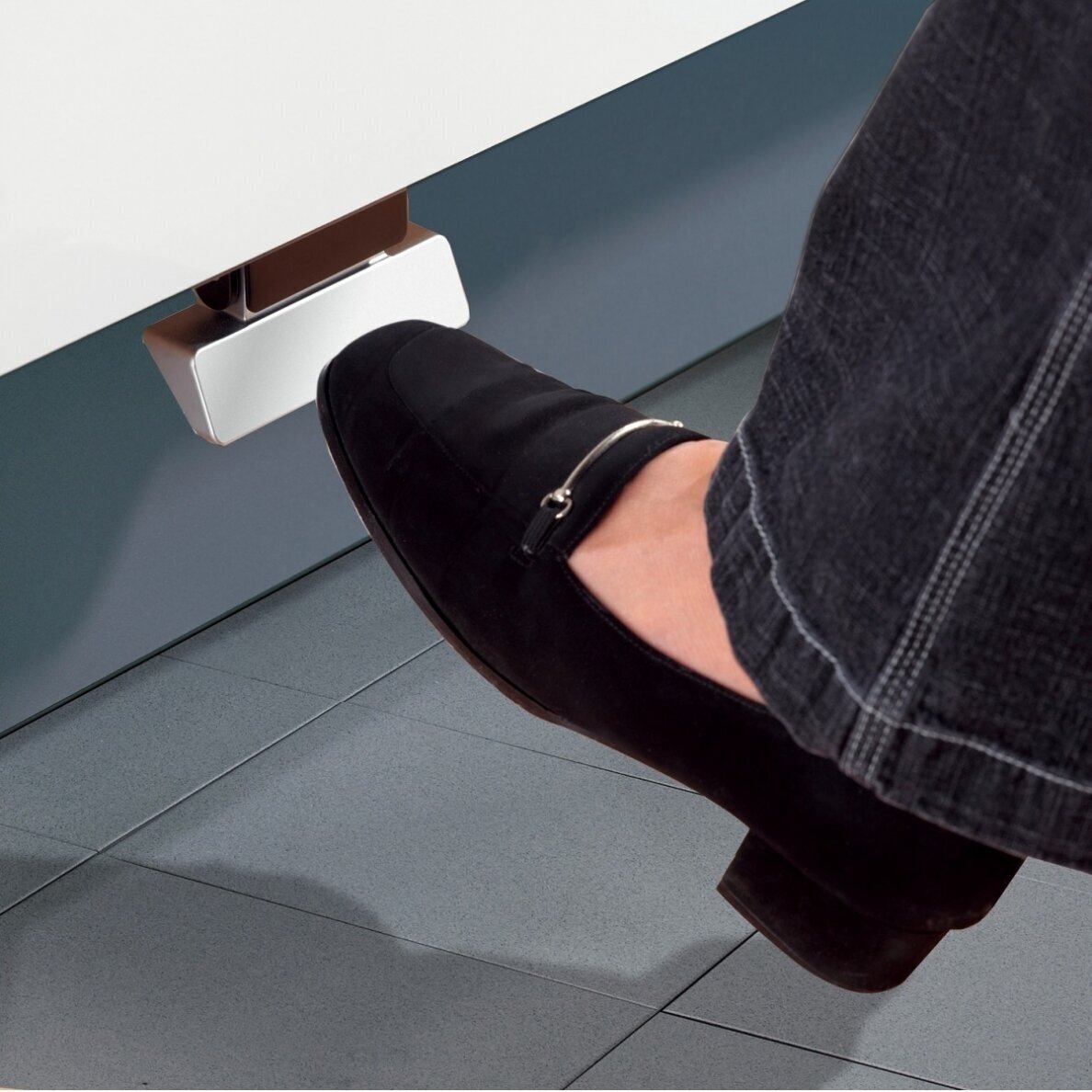 Foot pedal for mechanical door-opening for Hailo recycling-system Foot pedal for mechanical door-opening for Hailo recycling-system